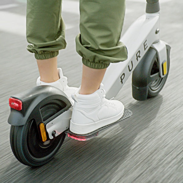 Pure Electric Advance+ Platinum, détail de la position de conduite et du plateau