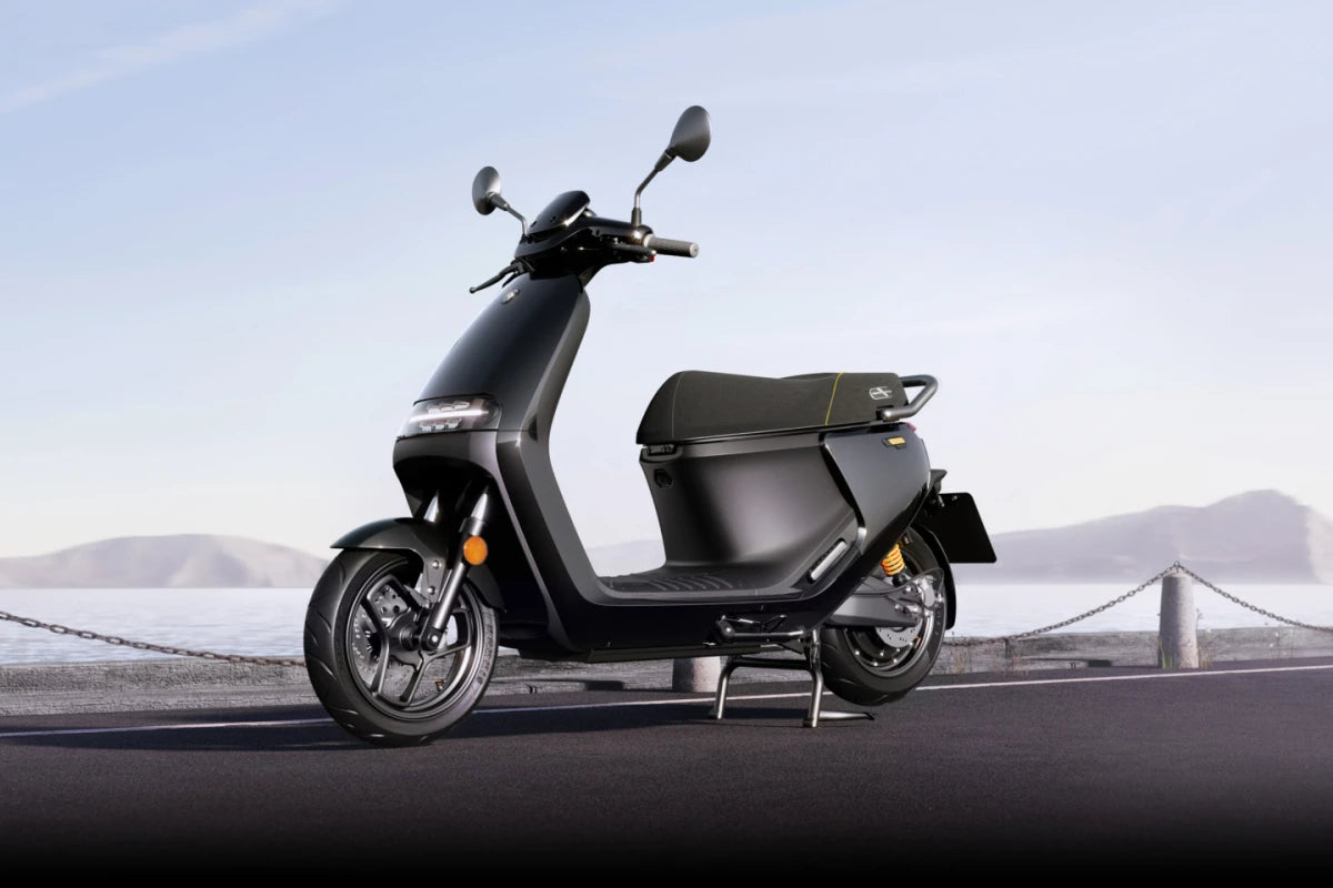 Segway E300SE noir vu de trois quarts sur une route au bord de l’eau
