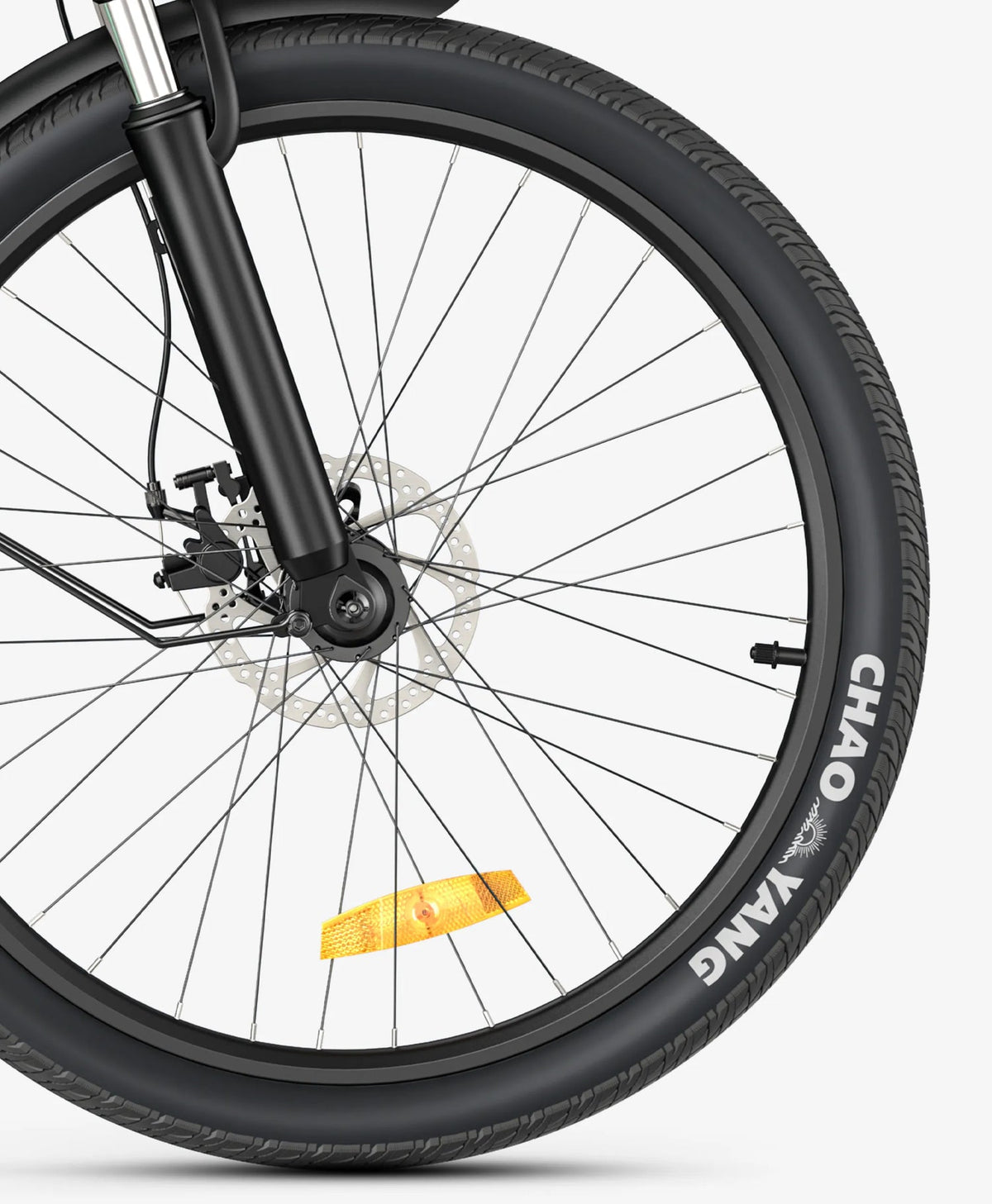 Gros plan de la roue avant, du pneu et du frein à disque du HillMiles MileCity 1