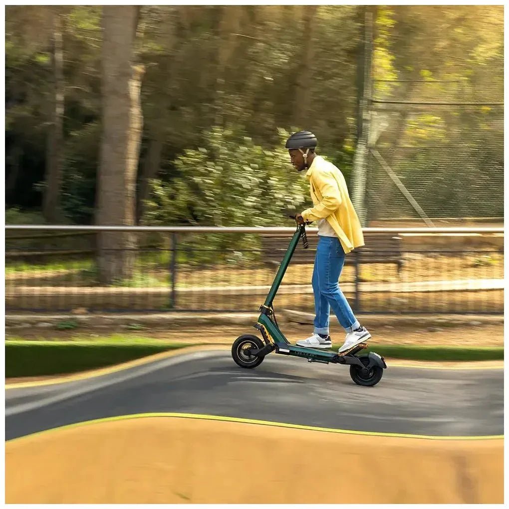 Cecotec Bongo Z Mountain vue latérale en circulation, cadre vert et roues tout-terrain