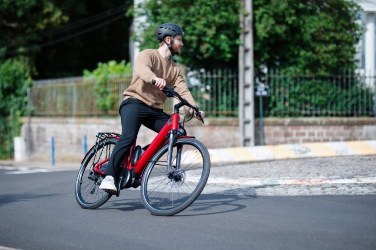 Moustache Samedi 28.7 — Vélo trekking électrique 250W Bosch Performance CX — 130 km autonomie