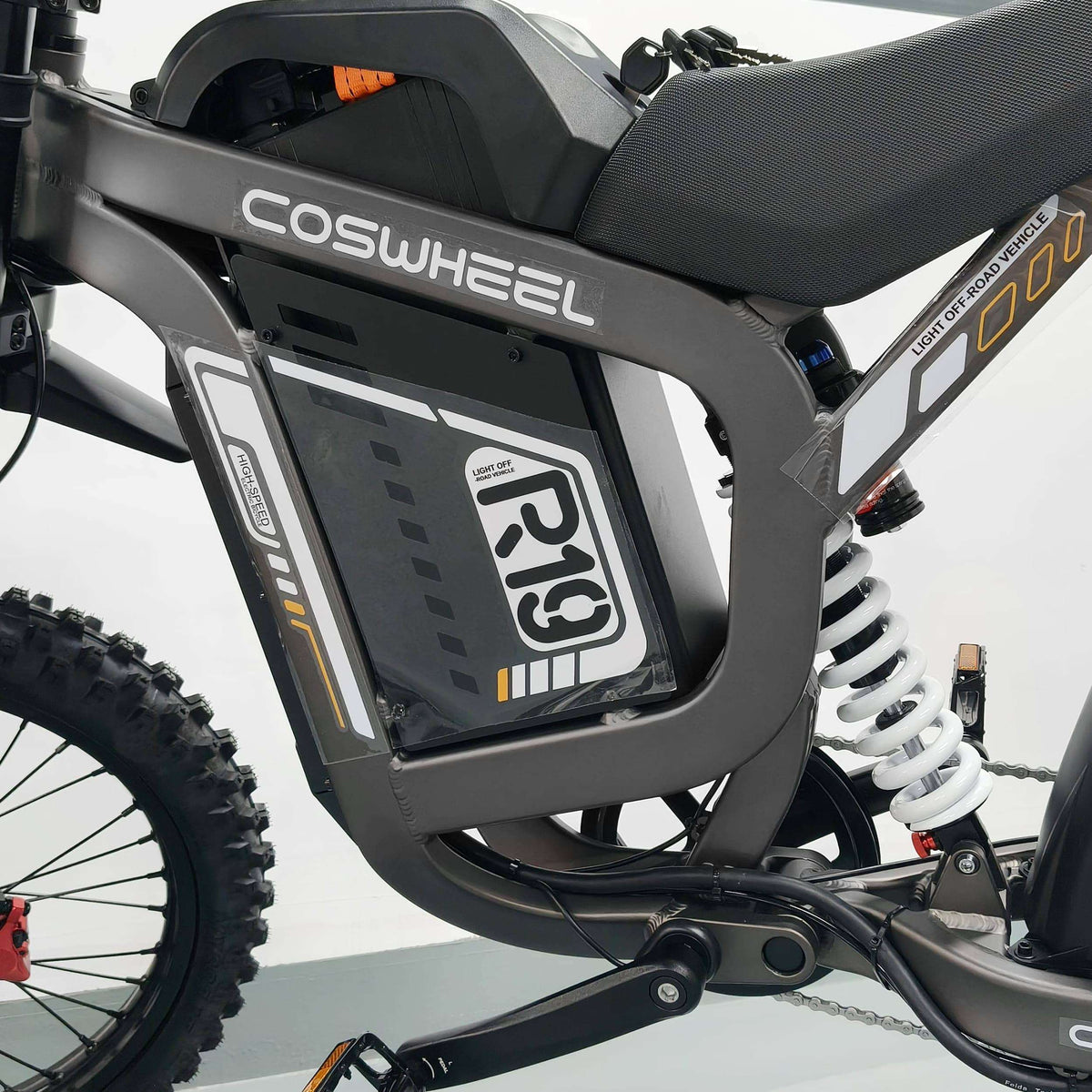 Coswheel R19, gros plan du logement de batterie, du marquage COSWHEEL et de la suspension arrière