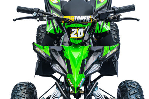Vue avant rapprochée du quad électrique vert, guidon, phare et suspensions visibles