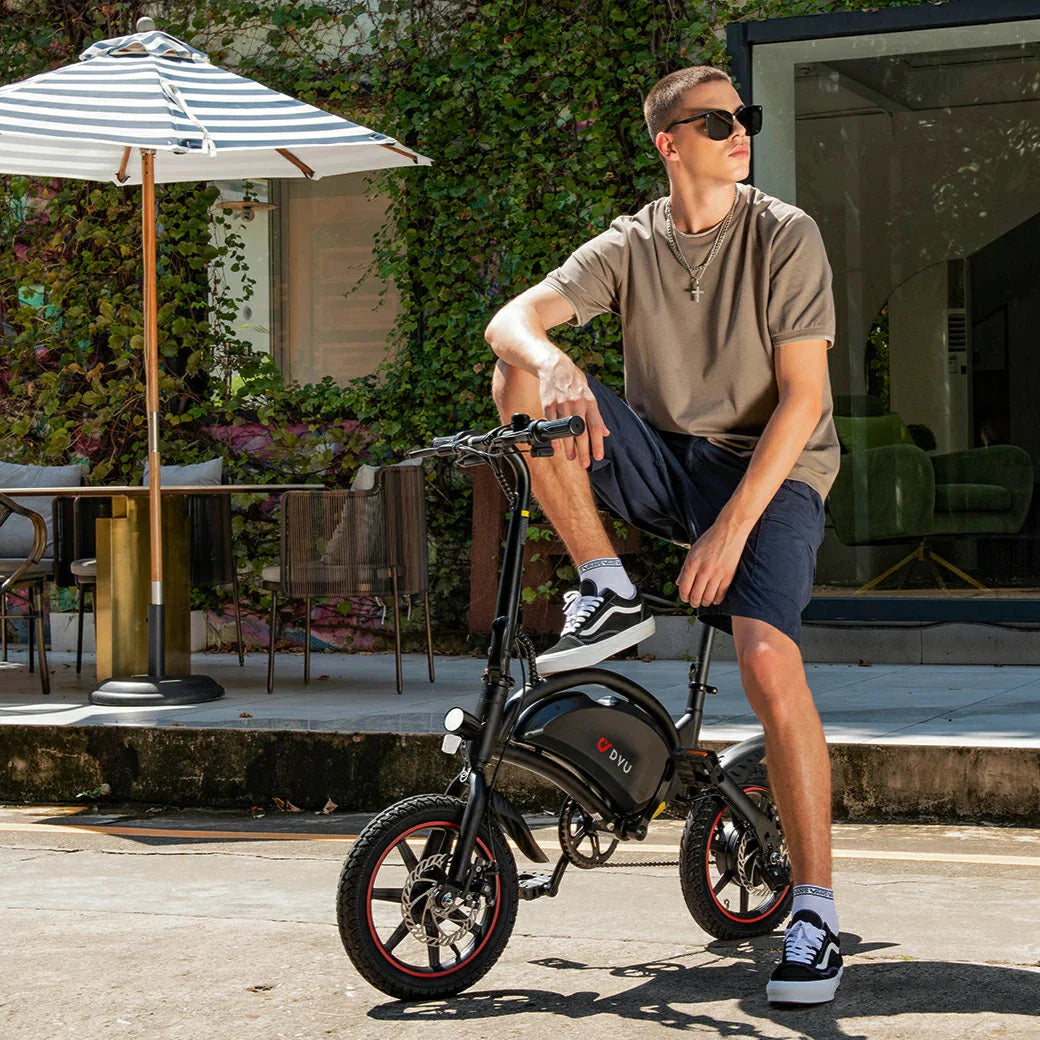 Vélo électrique pliant DYU D3S noir vu en trois-quarts avec pilote