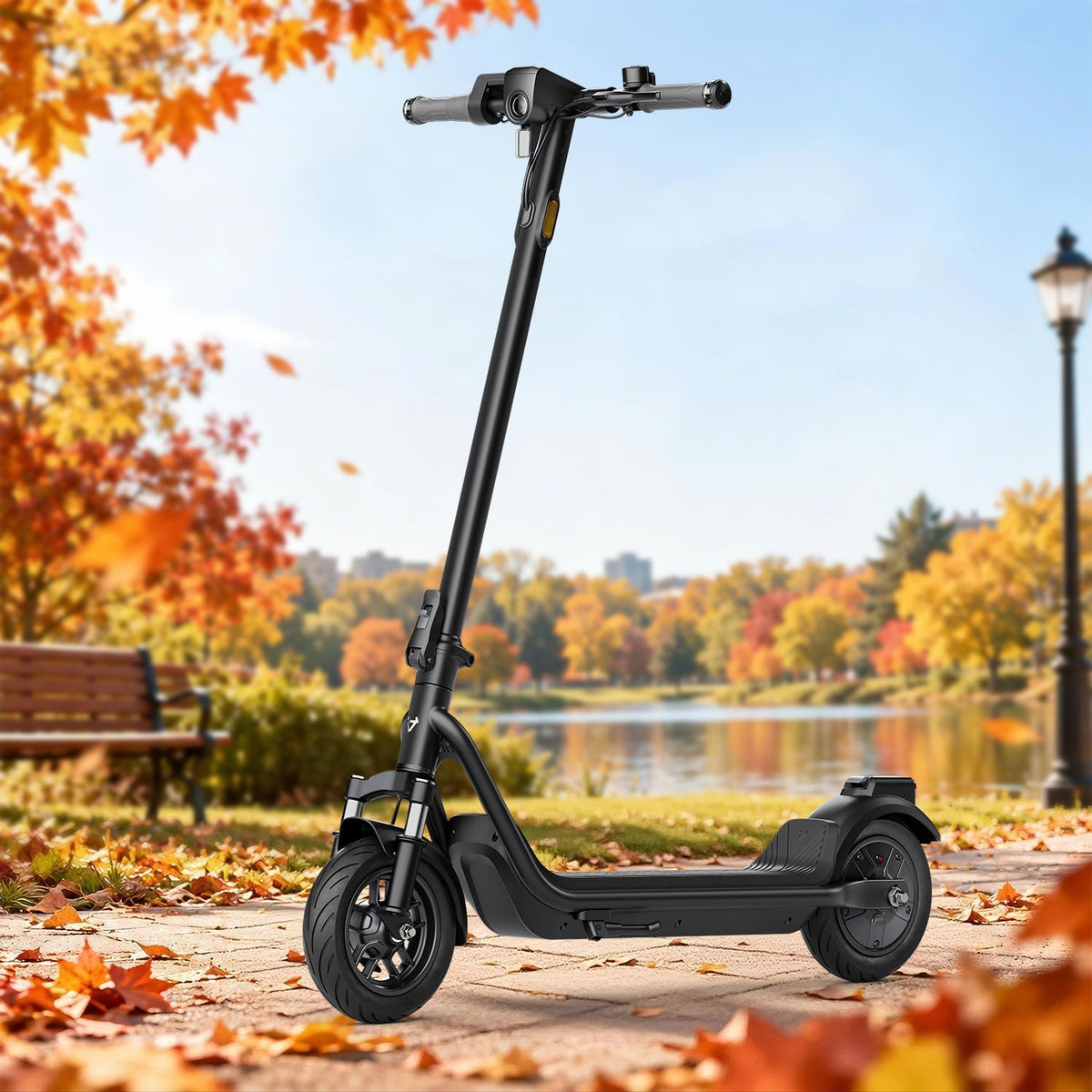 NIU KQi 100F grise, vue lifestyle du guidon et de la suspension avant