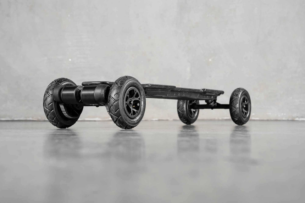 Evolve Diablo Carbon tout-terrain, vue trois-quarts des pneus de 175 mm et du plateau carbone