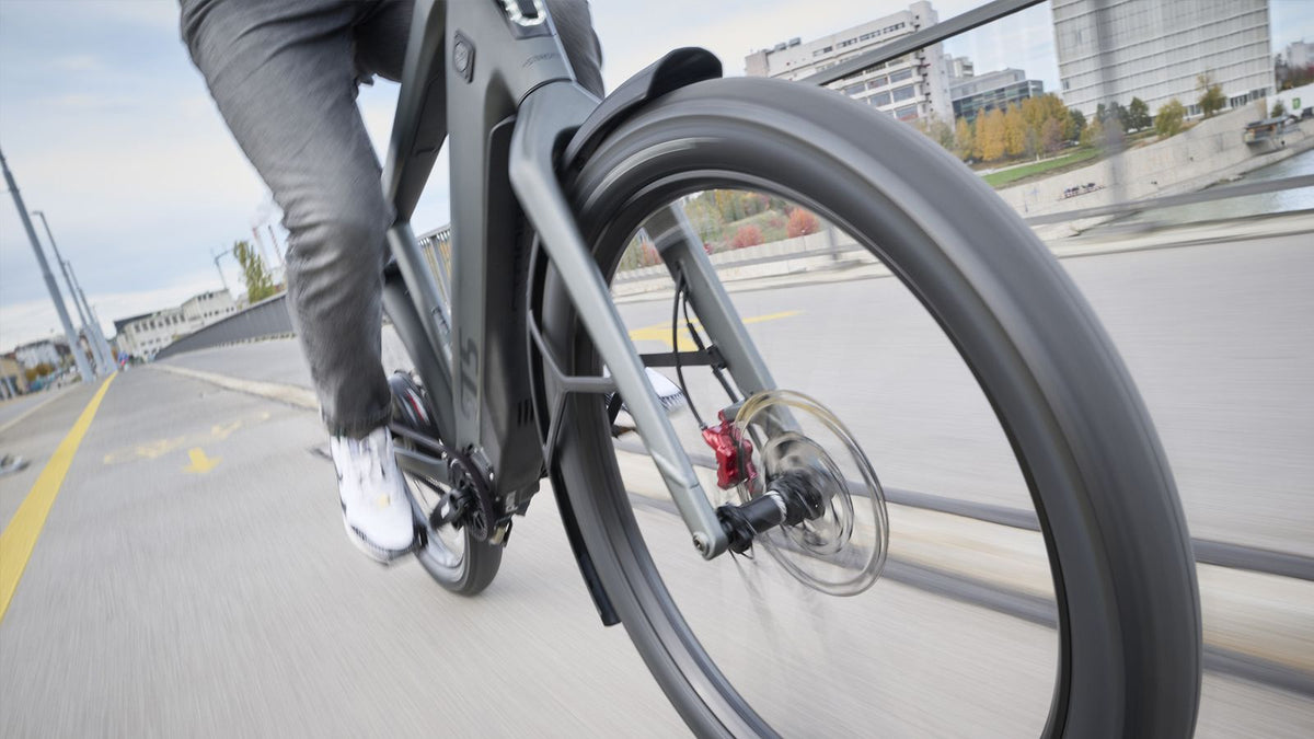 Détail de la roue avant et du frein ABS du Stromer ST5 Pinion