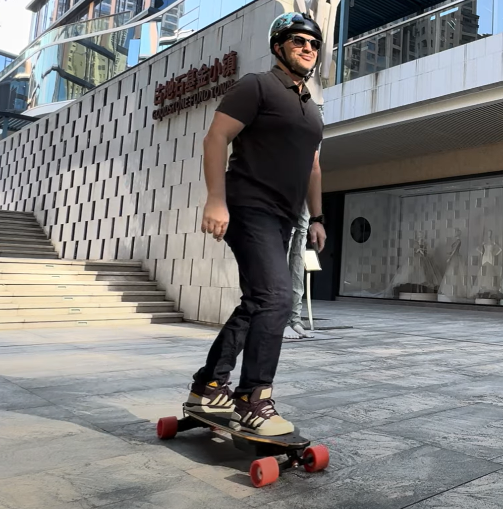 Meepo Go — vue en situation avec plateau et roues orange