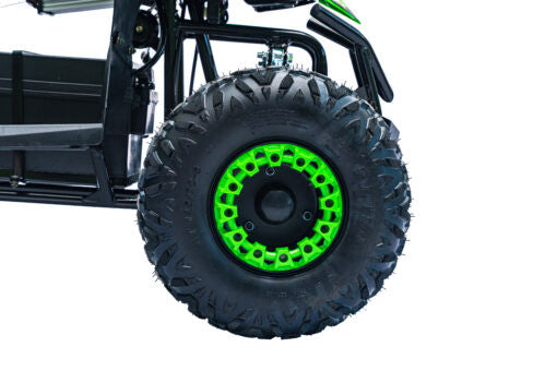 Gros plan d’une roue tout-terrain et de sa jante verte du quad