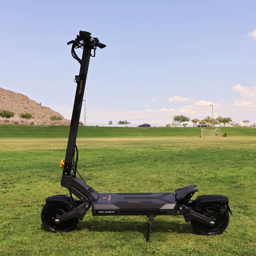 Trottinette électrique Ausom DT2 Pro, vue latérale dans un parc