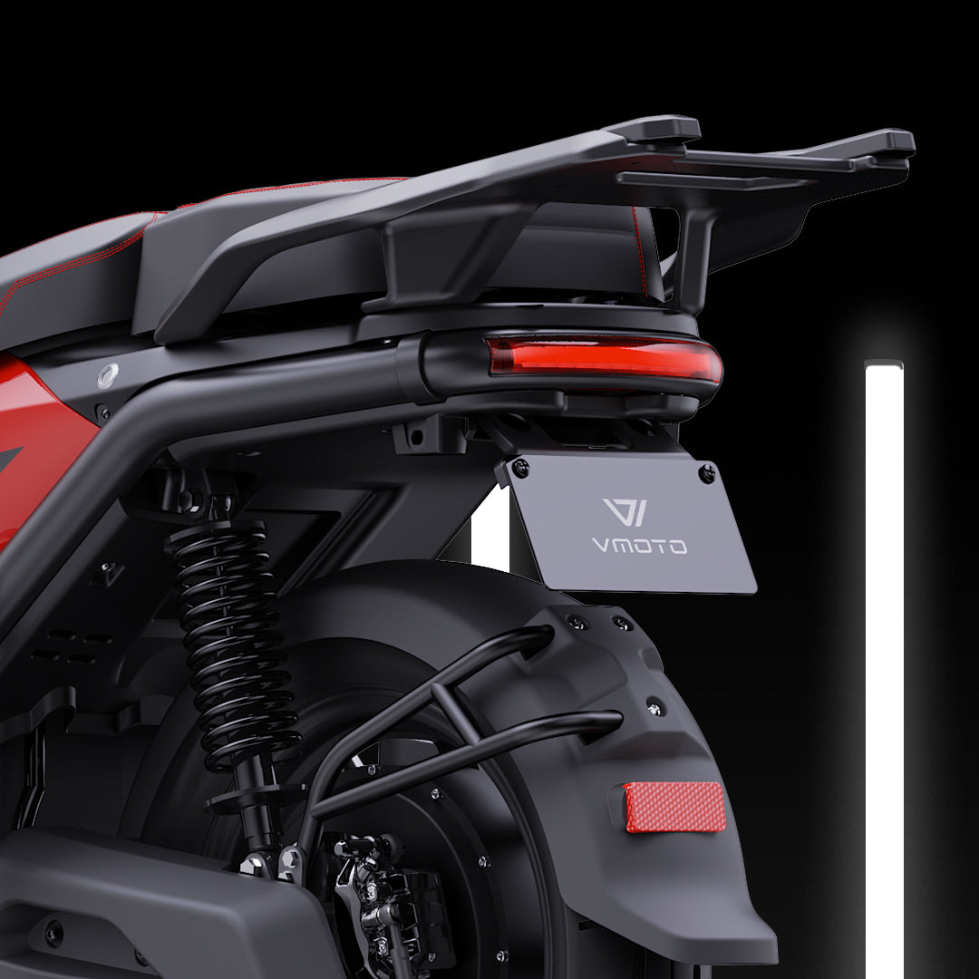 Gros plan du feu arrière, du porte-bagages et de la suspension du scooter électrique Super Soco CPx noir