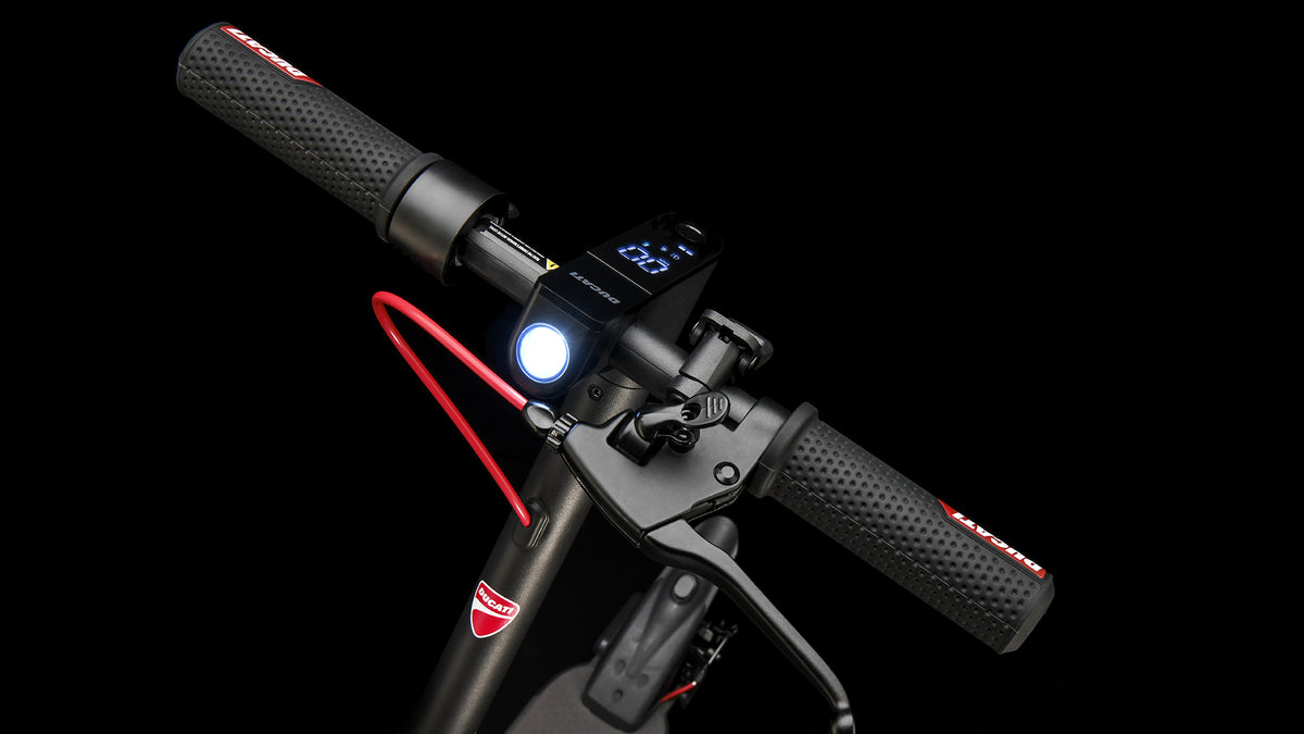 Détail du guidon, de l’écran couleur et du phare de la Ducati Pro-I Evo noire