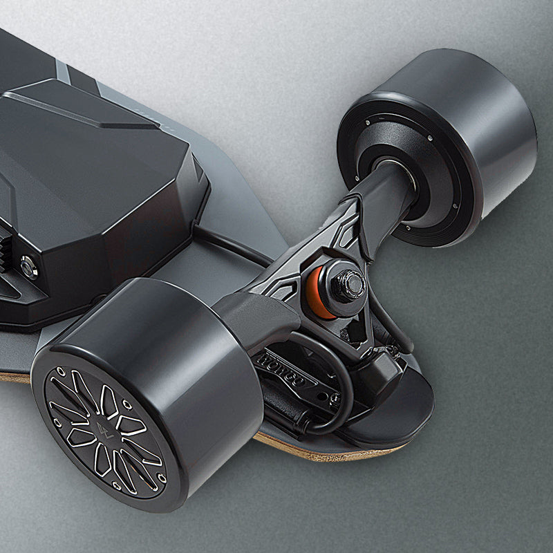 WowGo Pioneer 4, gros plan du moteur moyeu, de la roue et du truck arrière