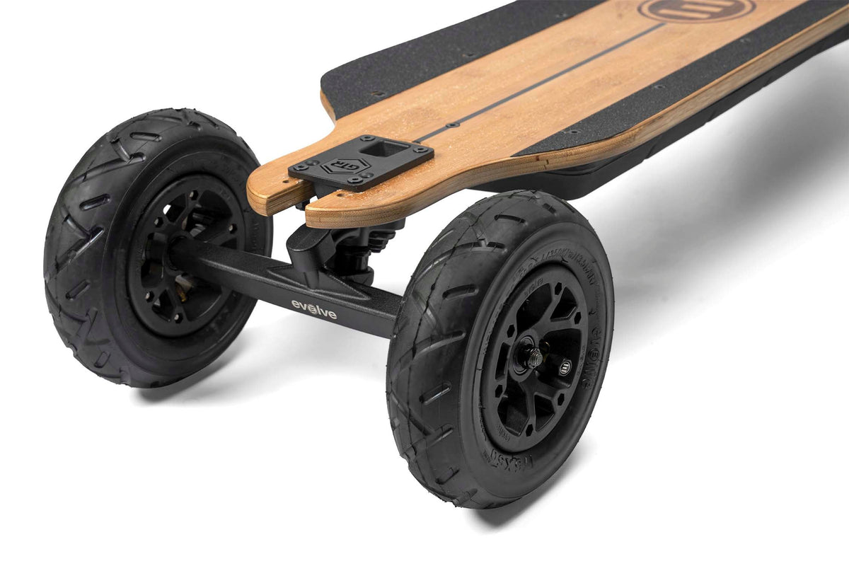 Evolve GTR 2 Bamboo All Terrain — gros plan des roues et de la suspension