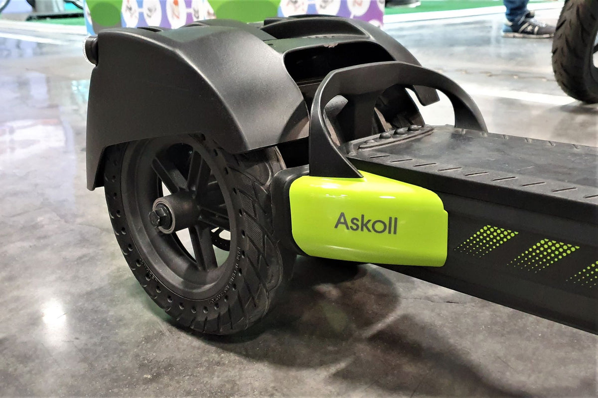 Askoll SCOO3 noir, vue arrière et double roue