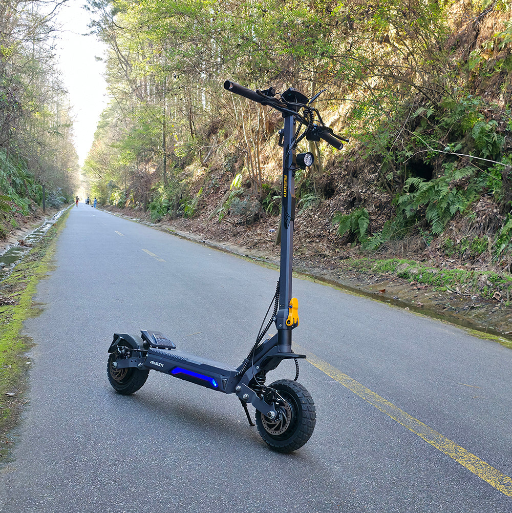 Trottinette électrique Ausom Gosoul 2 Pro noire, vue trois-quarts sur fond blanc